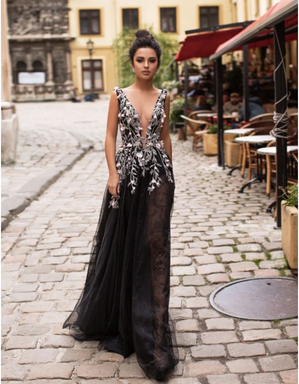 Vestido largo de fiesta de corte princesa con flores sobrepuestas