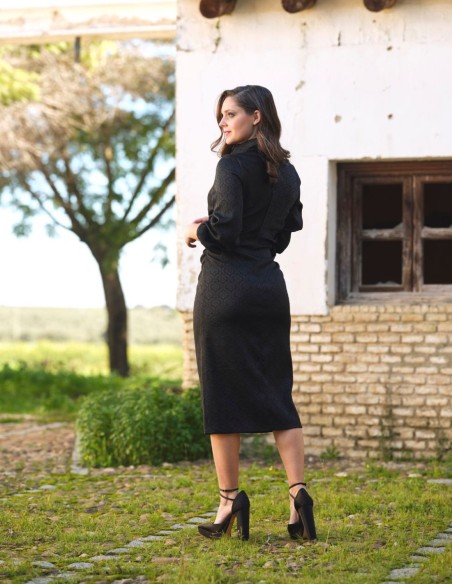 Vestido midi de fiesta fruncido con botones dorados. Vestido midi de fiesta fruncido con botones dorados.