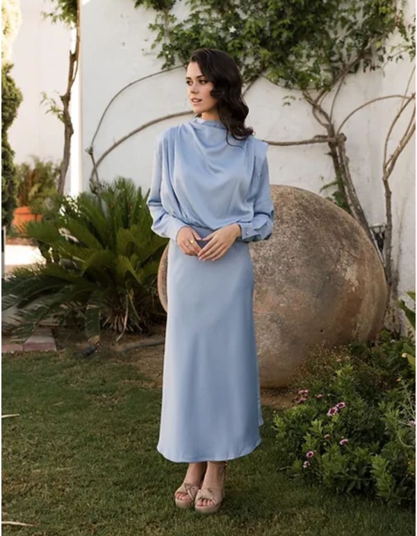 Robe longue en satin bleu ciel à manches longues 2