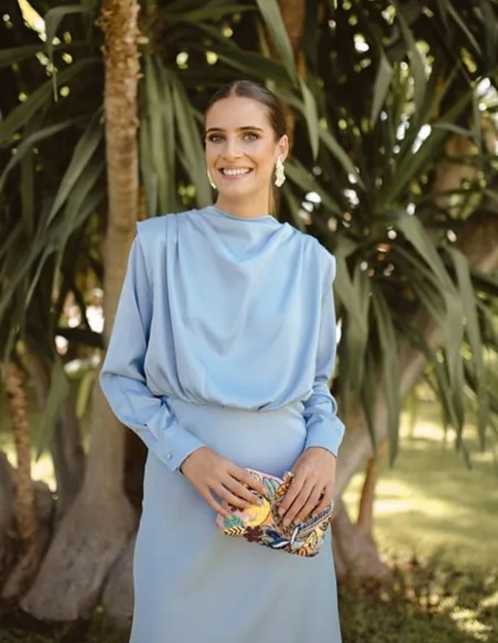 Robe longue en satin bleu ciel à manches longues