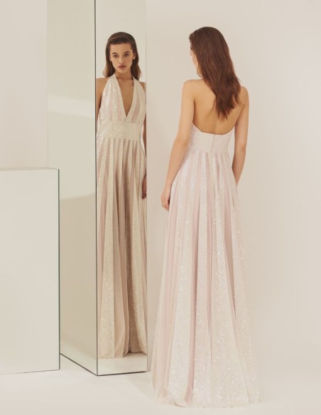 Vestido de fiesta largo con escote halter y falda larga