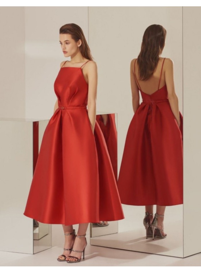 Robe midi à bretelles rouge avec encolure droite et dos nu