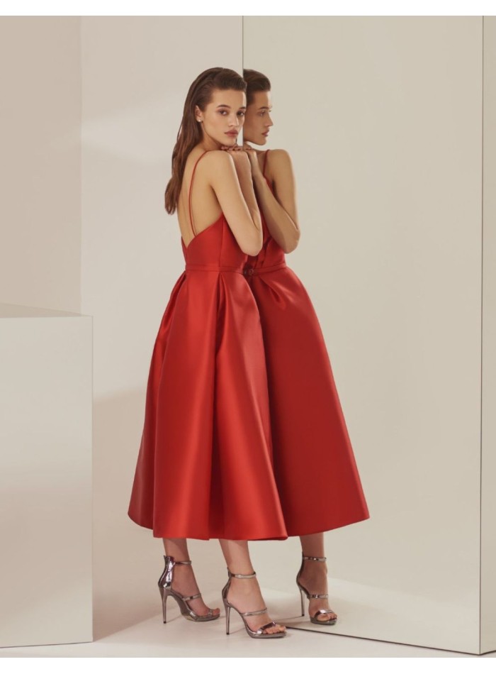 Robe midi à bretelles rouge avec encolure...