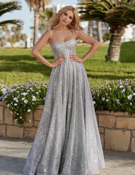 Robe de soirée longue avec tissu brillant et corset