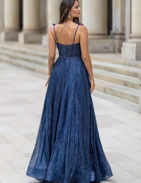 Robe de soirée longue avec tissu brillant et corset