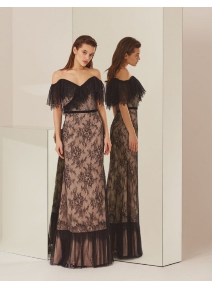 Robe de soirée noire avec des couches de dentelle et de tulle