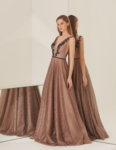 Robe longue de soirée en bronze avec dentelle noire à l'encolure