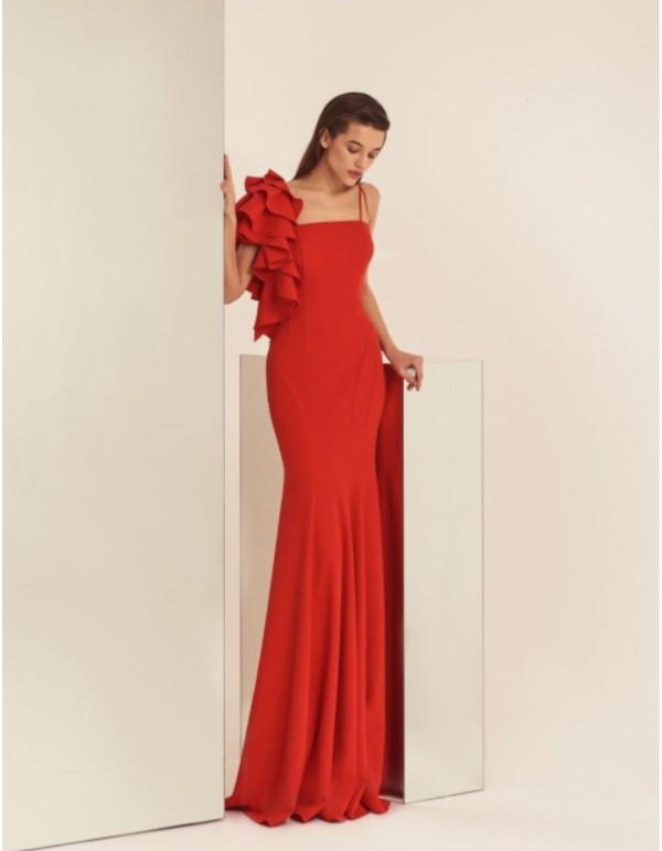 Vestido de fiesta rojo largo con volantes en el hombro