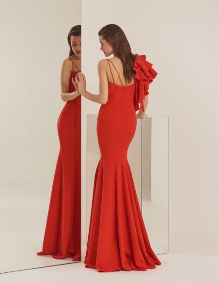 Robe longue rouge avec volants sur l'épaule