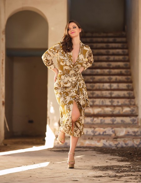 Vestido midi de fiesta estampado con manga francesa. Vestido midi de fiesta estampado con manga francesa.