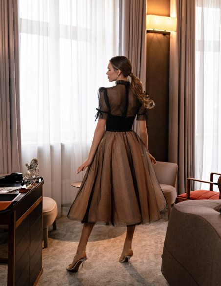 Vestido midi con corsé y falda de tul. Vestido midi con corsé y falda de tul.