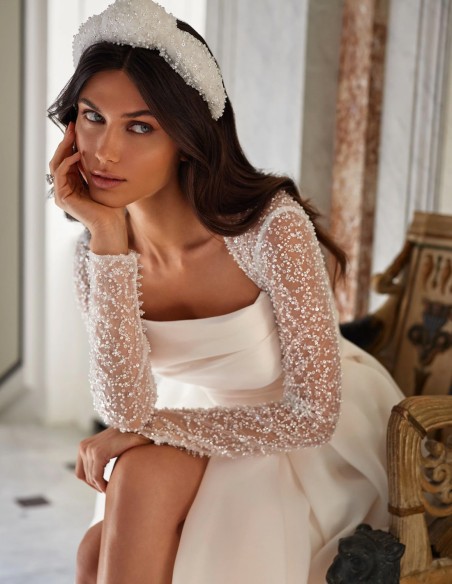 Vestido largo de novia con escote recto y mangas bordadas con pedrería de Pollardi Vestido largo de novia con escote recto y mangas bordadas con pedrería de Pollardi