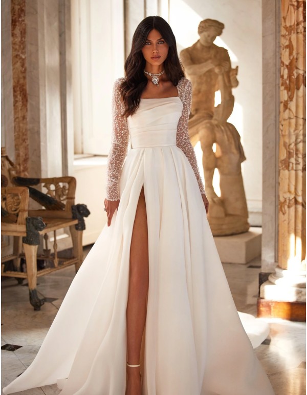 Vestido largo de novia con escote recto y mangas bordadas con pedrería