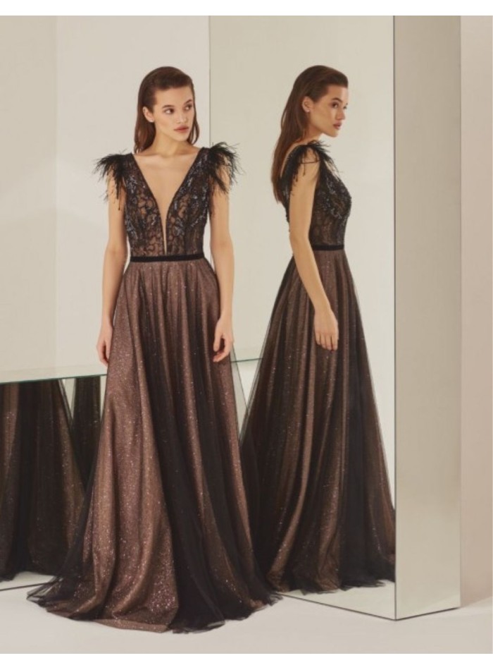 Robe longue noire en tulle avec plumes sur les épaules