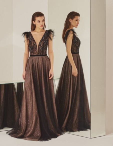 Vestido de fiesta largo negro de tul con plumas en los hombros