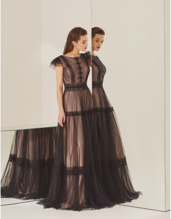 Vestido largo de fiesta con capas de tul negro fruncidas