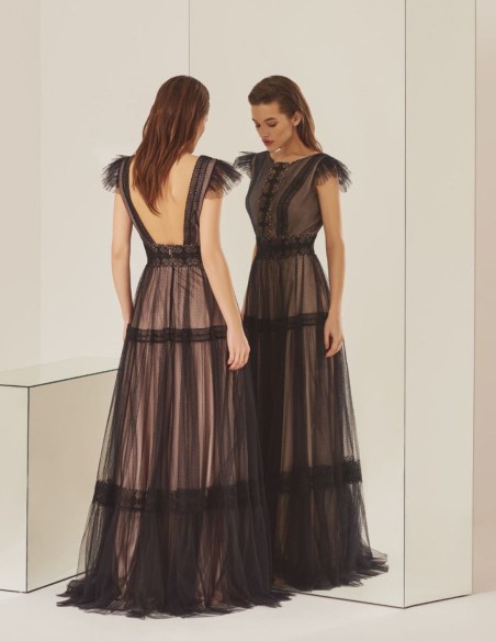 Vestido largo de fiesta con capas de tul negro fruncidas
