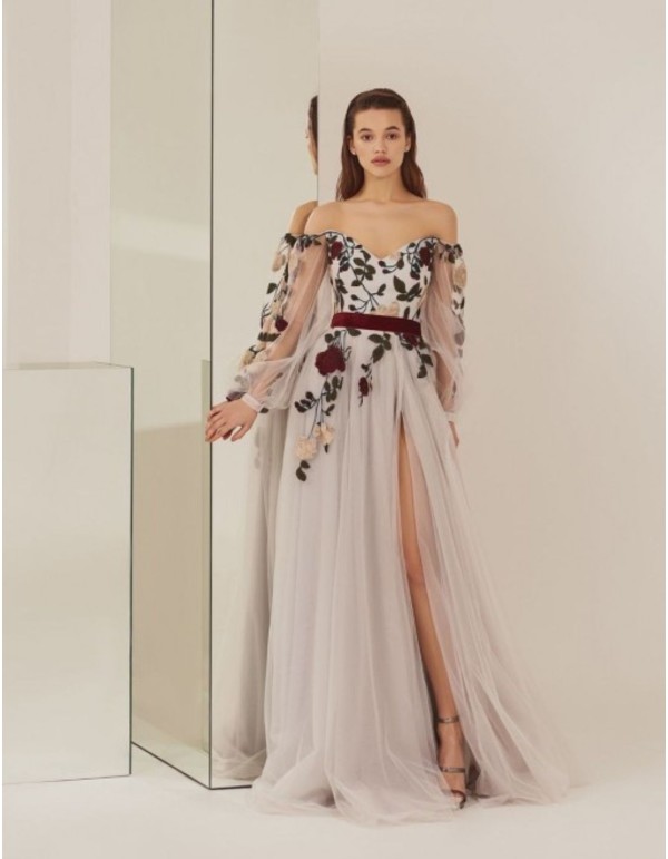 Robe longue de fête à encolure bardot avec applications...