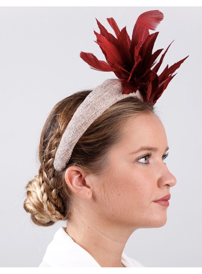Diadema de fiesta cruda con plumaje vino