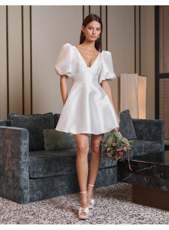 Vestido corto de novia con mangas globo y escote en pico | INVITADISIMA