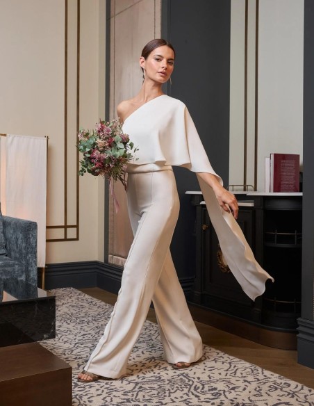 White long trousers for guests. White long trousers for guests.