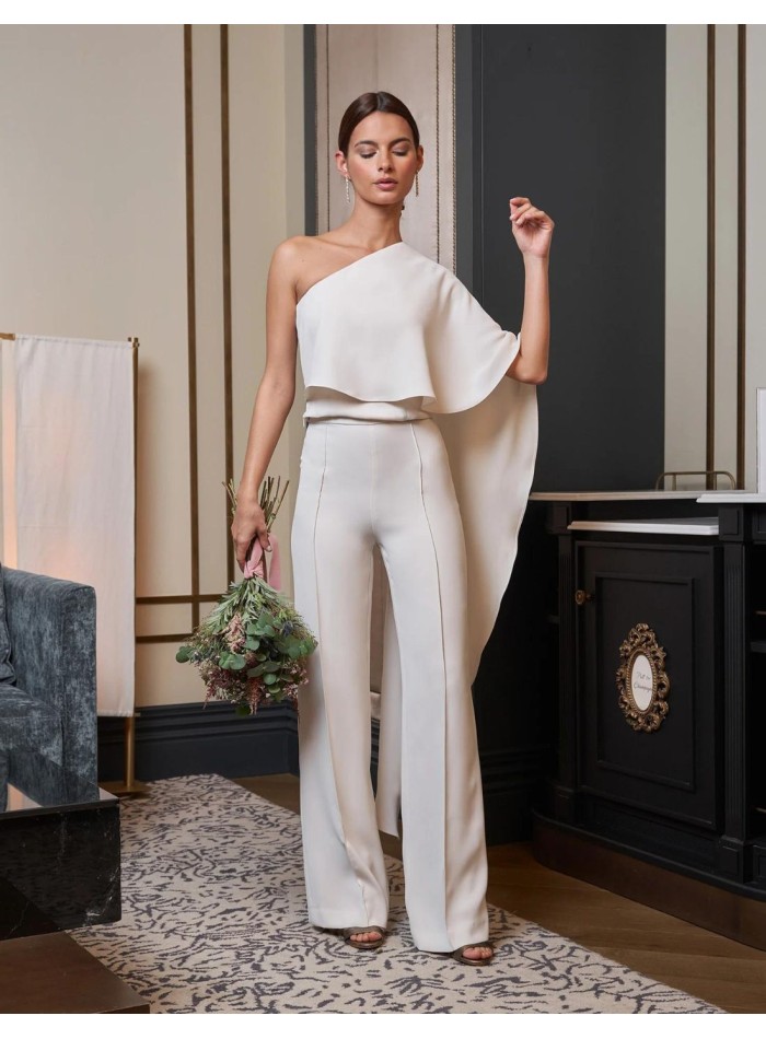 Conjunto de traje blanco para novias.