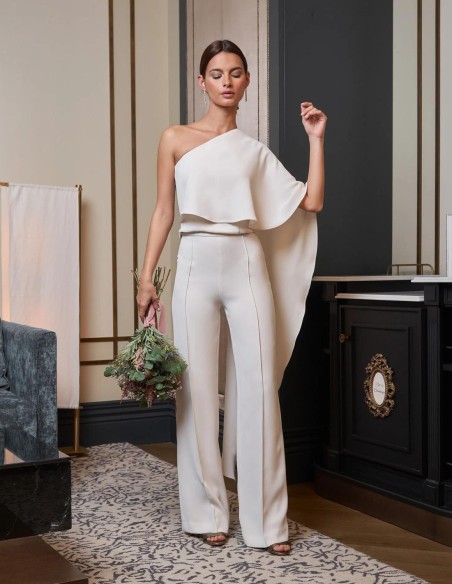 Conjunto de traje blanco para novias. Conjunto de traje blanco para novias.