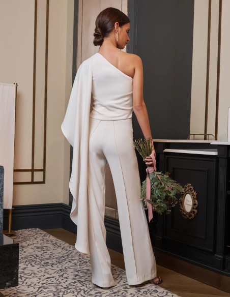 Pantalón acampanado blanco a juego con el top. Pantalón acampanado blanco a juego con el top.