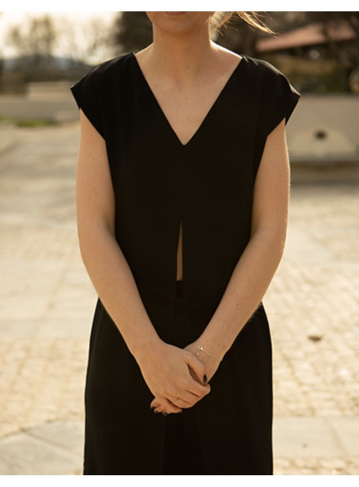 Long black body with neckline and front opening