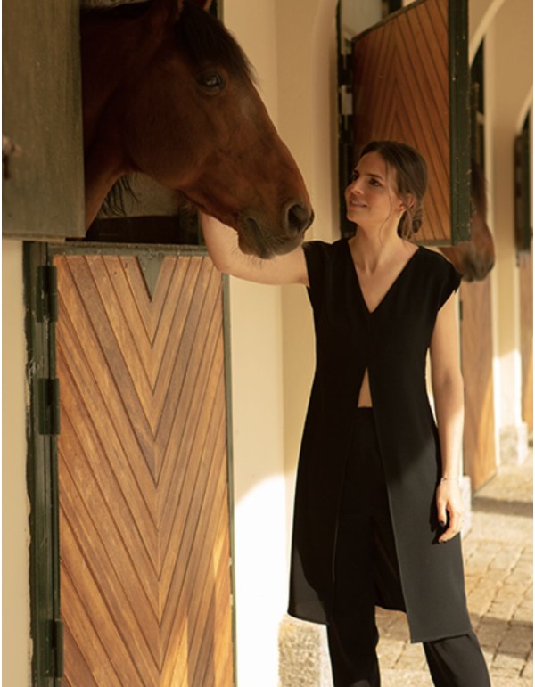 Long black body with neckline and front opening 2