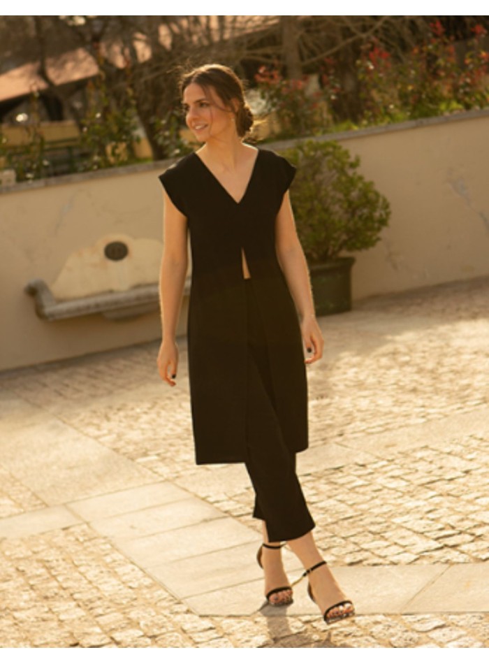 Long black body with neckline and front opening