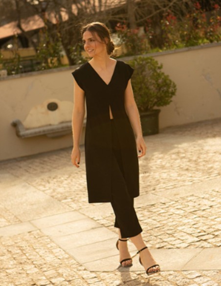Long black body with neckline and front opening