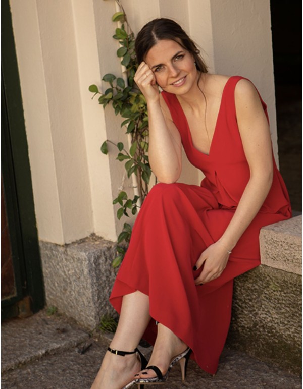 Robe de soirée midi en satin rouge avec décolleté 2