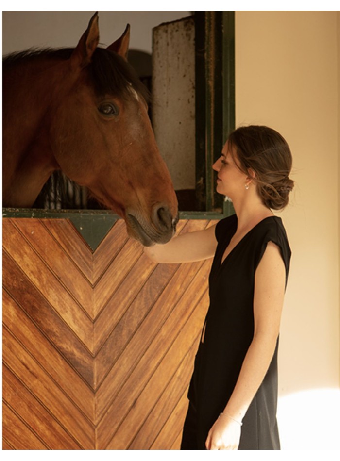 Pantalón midi negro de pinzas con cintura alta