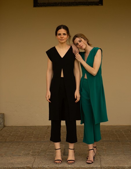 Pantalón midi negro de pinzas con cintura alta