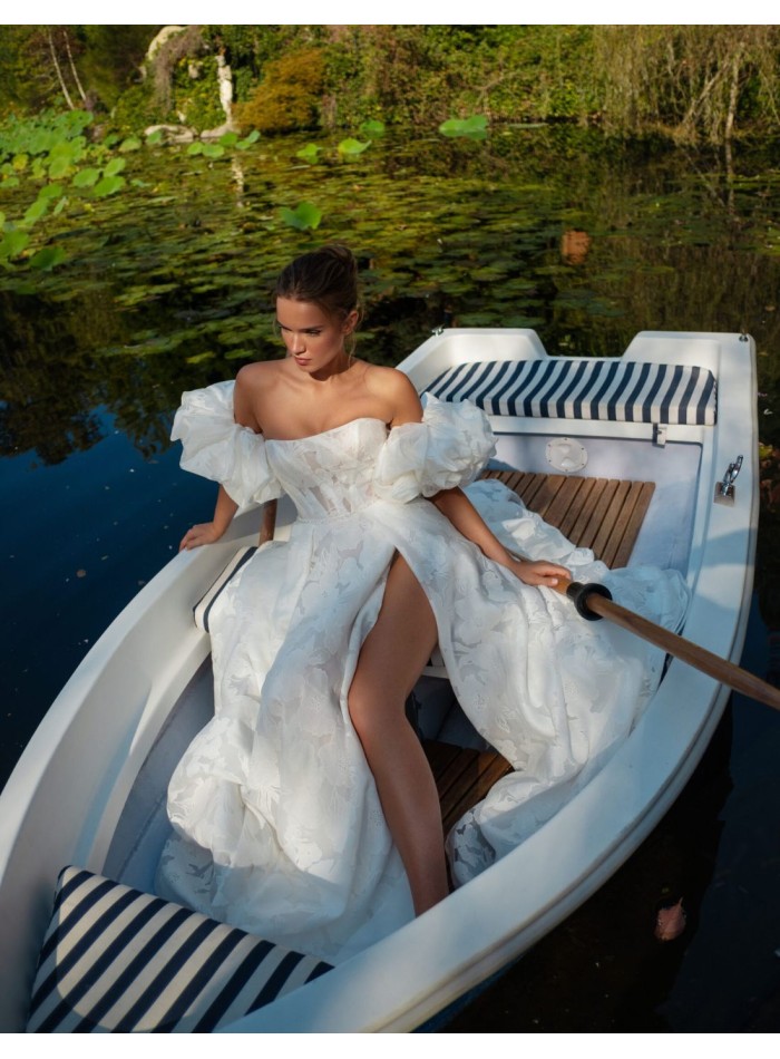 Robe de mariée ivoire à encolure droite, dos en V et fendue