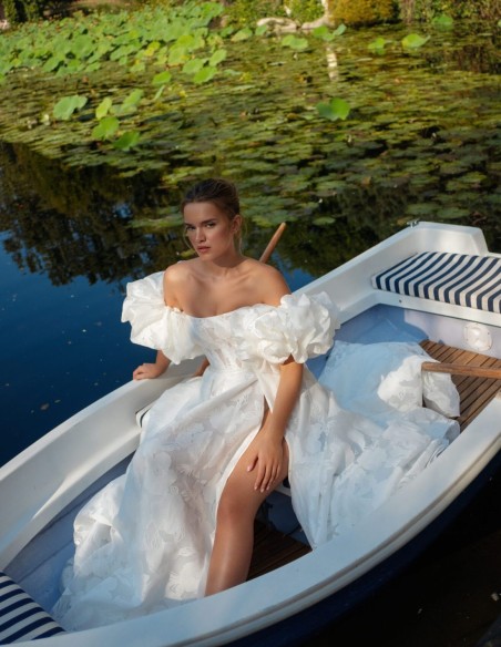 Vestido de novia marfil en A con escote recto y mangas desmontables Vestido de novia marfil en A con escote recto y mangas desmontables