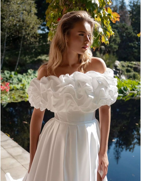 Robe de mariée longue avec encolure florale et traîne... 2
