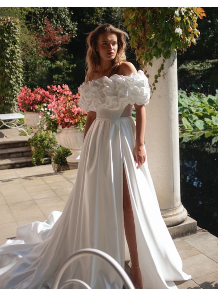 Robe de mariée longue avec encolure florale et...
