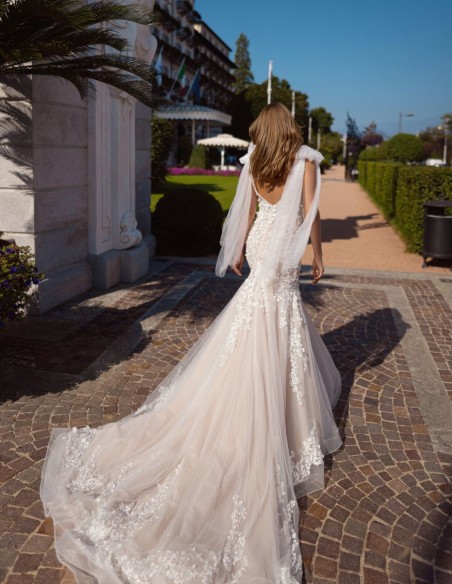 Robe de mariée nude avec décolleté et dos en V, dentelle et nœuds