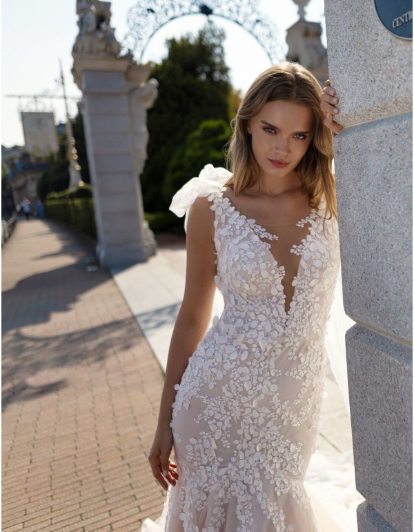Nude wedding dress with V-neckline and V-back, lace and bows 2