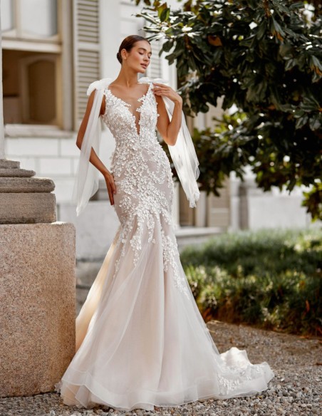Vestido de novia nude con escote y espalda en V, encaje y lazos