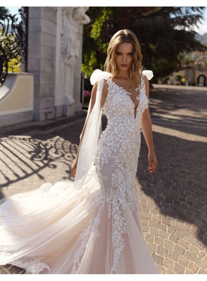 Vestido de novia nude con escote y espalda en V
