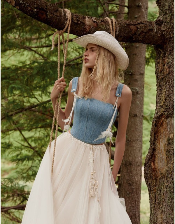 Corset en denim bleu avec plumes décoratives