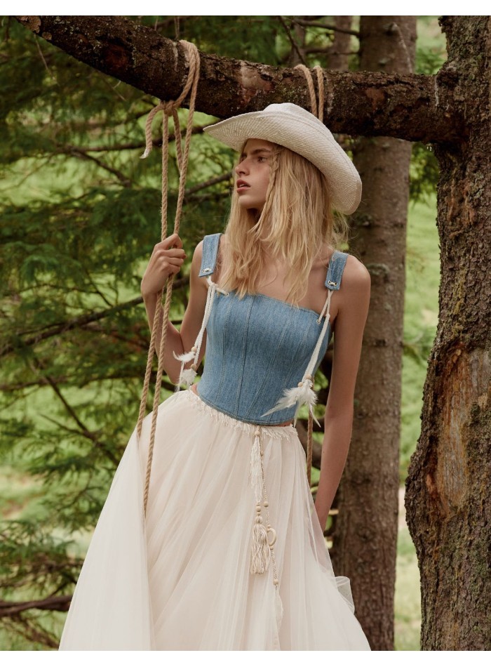 Corset en denim bleu avec plumes décoratives