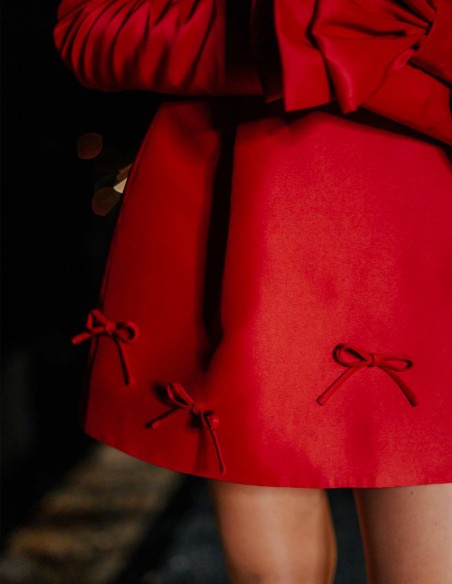 Vestido corto de fiesta con escote bardot y detalles lazos rojo Vestido corto de fiesta con escote bardot y detalles lazos rojo