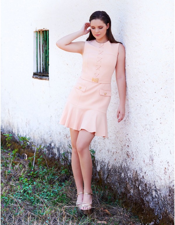 vestido de fiesta corto con falda de vuelo.