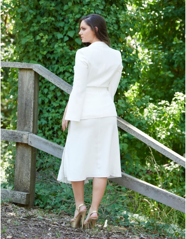 Conjunto de chaqueta blanca y falda plisada. 2