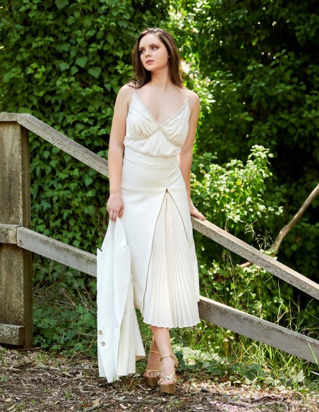 Falda midi blanca plisada. Falda midi blanca plisada.