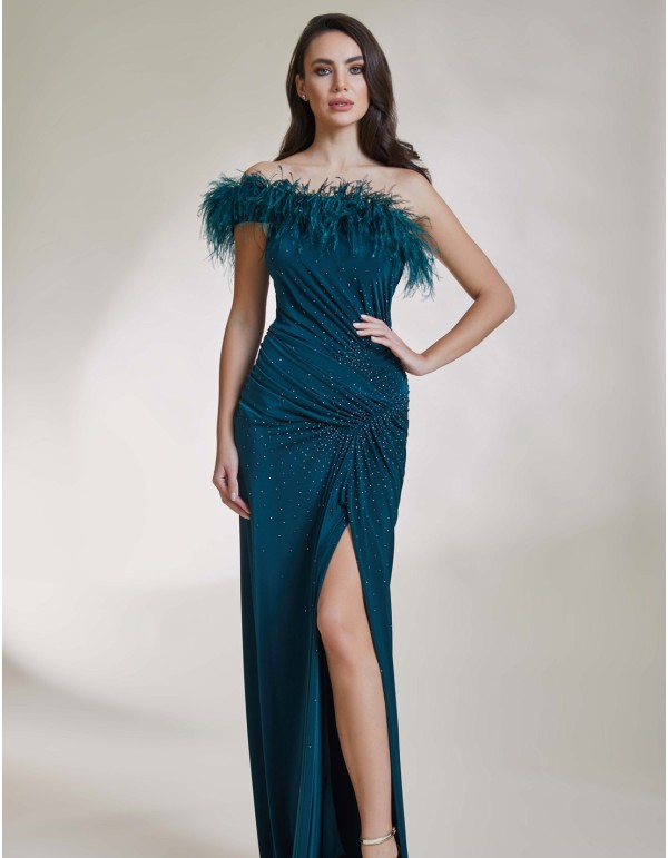 Vestido de fiesta largo con abertura y escote de plumas